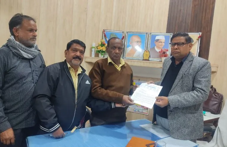 शाहजहंपुर: 55 साल की उम्र में रिटायर्ड होने का संविदा कर्मियों ने किया विरोध, बोले- आयु सीमा 60 हो