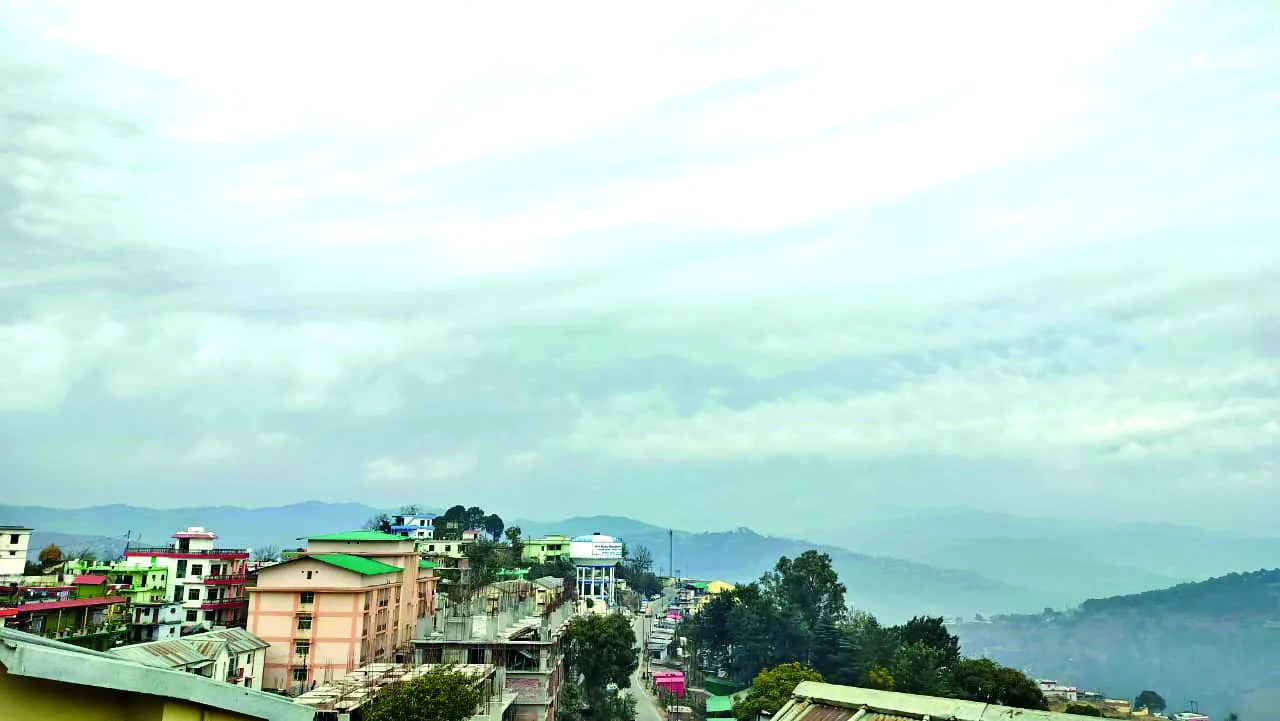 अल्मोड़ा में घने बादलों ने बढाई ठिठुरन