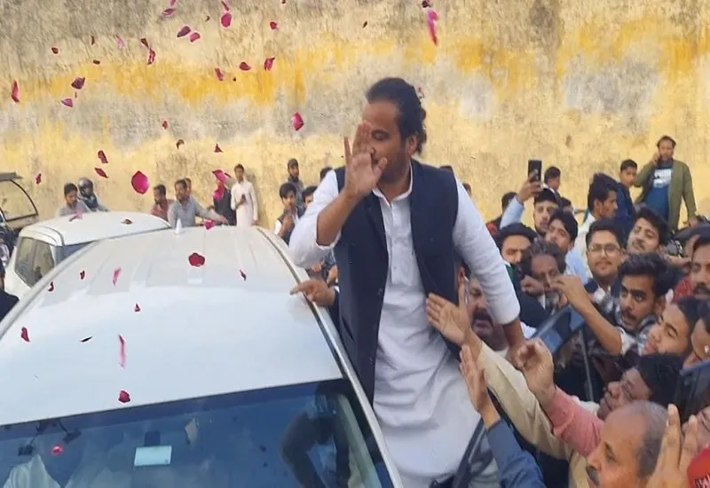 Rampur News : 16 माह 7 दिन बाद हरदोई जेल से घर पहुंचे अब्दुल्ला, सपाइयों ने लगाए जिंदाबाद के नारे... 