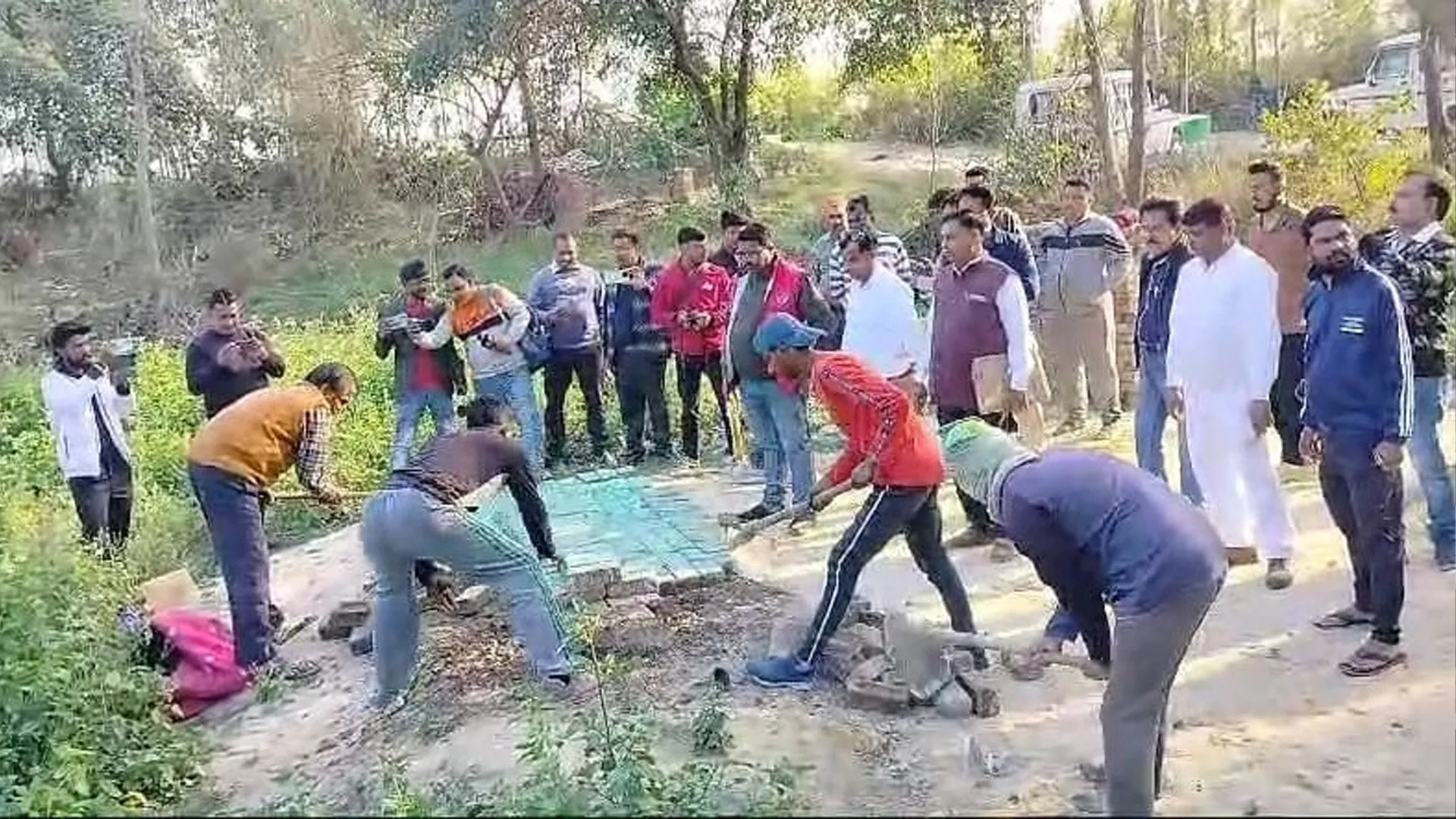 संभल : सरकारी जमीन पर कब्जा कर बनाई गई मजार तुड़वाई