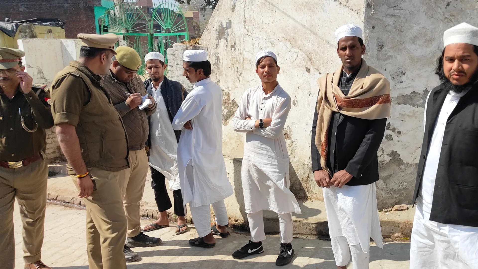 संभल : पुलिस ने जामा मस्जिद के पास से पकड़े आधा दर्जन युवक, की पूछताछ