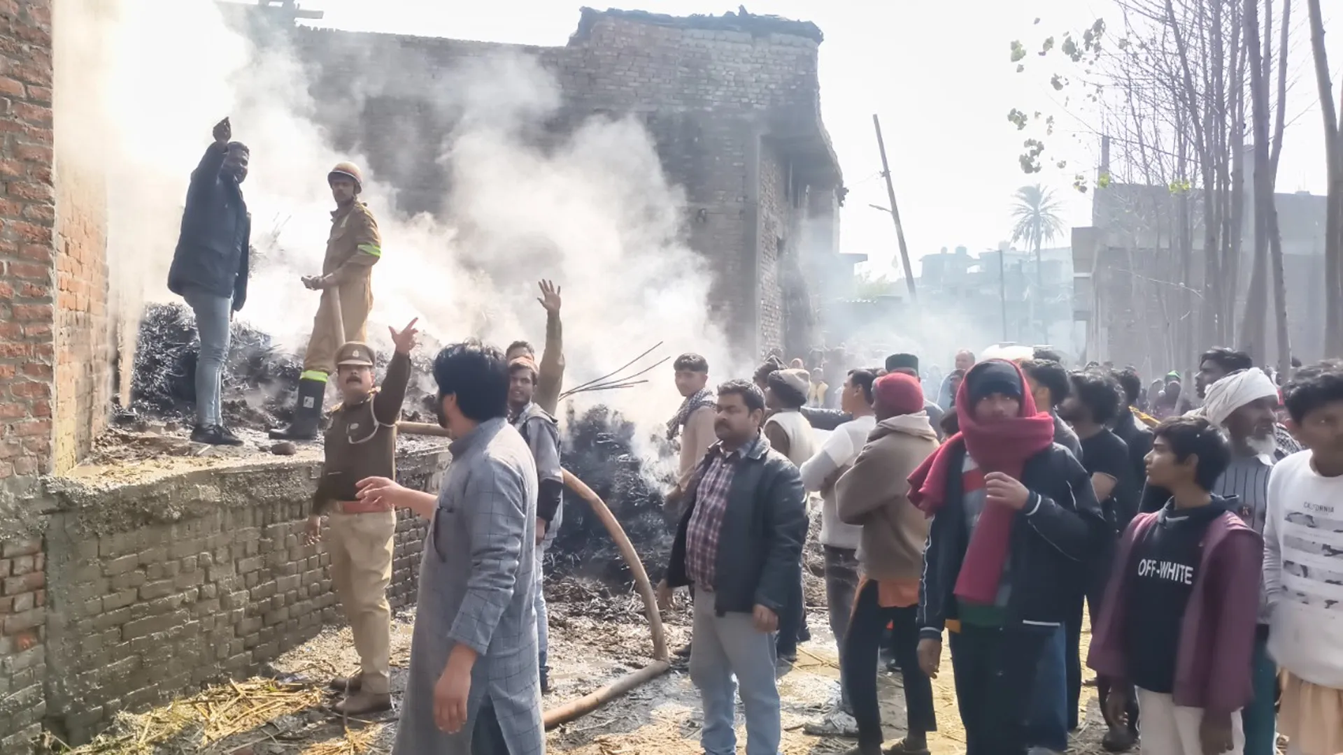 रामपुर : शरारती तत्व ने चटाई के गोदाम में लगाई आग, 8 लाख का नुकसान