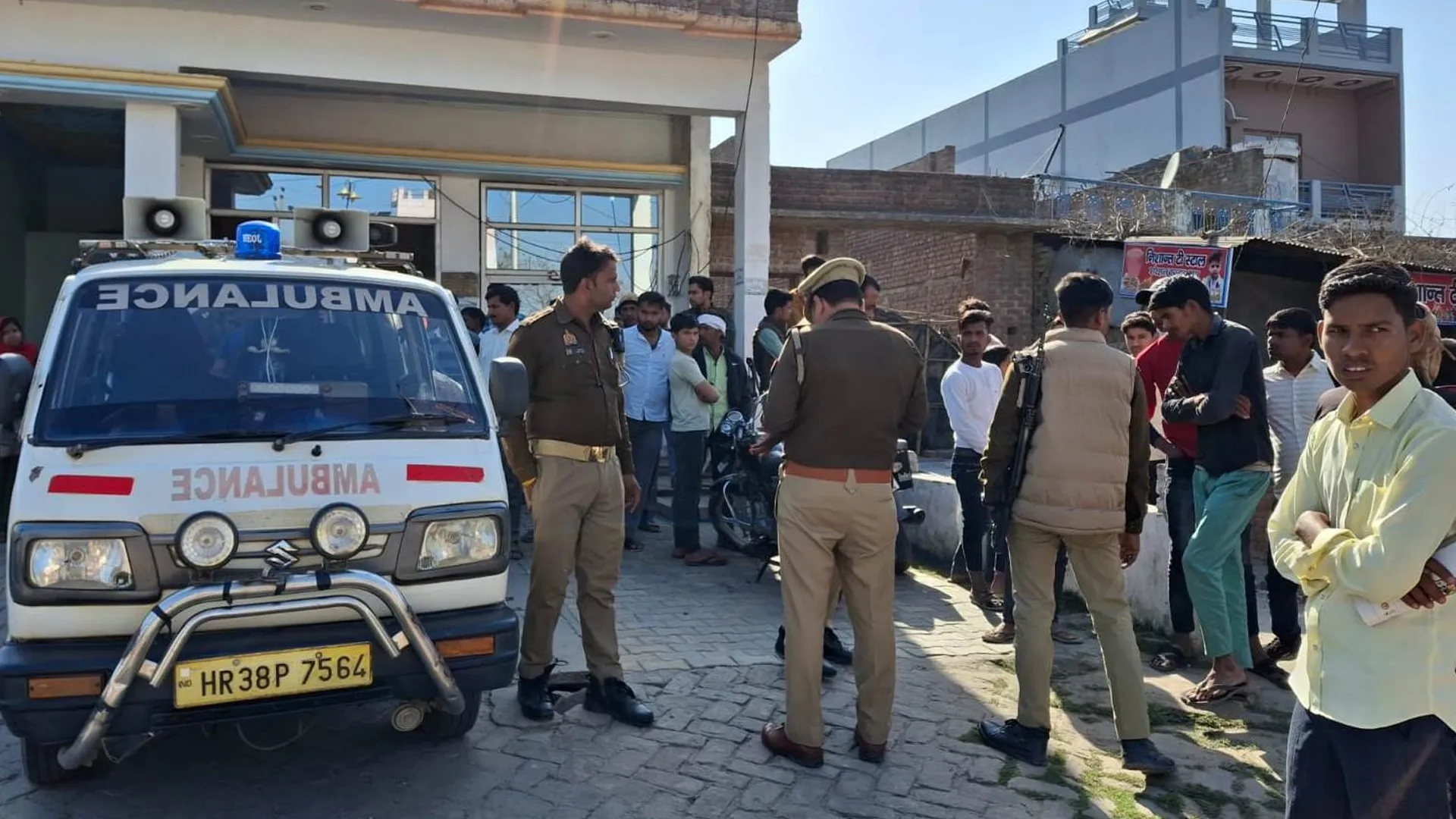 संभल : प्रसव के दौरान दो जुड़वां बच्चों और प्रसूता की मौत, हंगामा