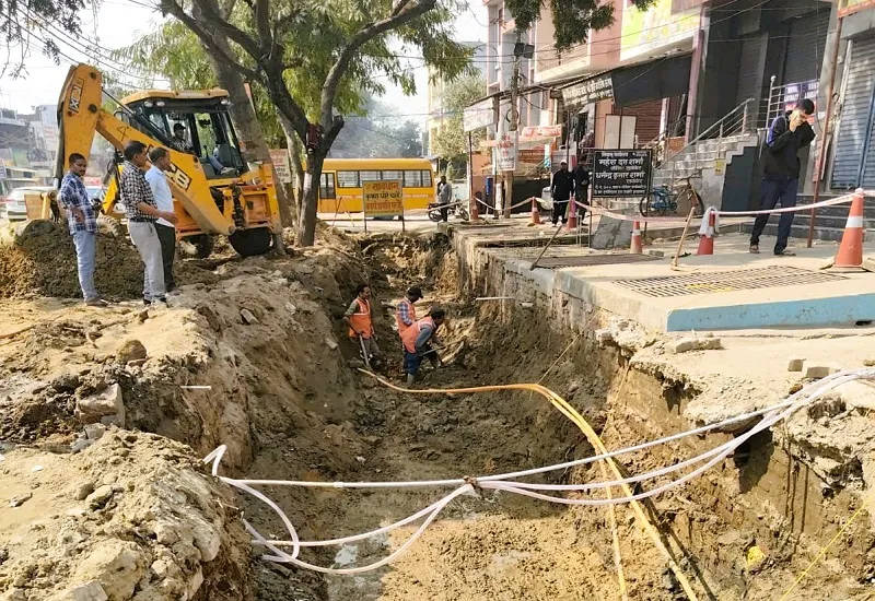 मुरादाबाद : सीएम ग्रिड योजना के अंतर्गत सड़क निर्माण कार्य में आई तेजी, 25 करोड़ रुपये से हो रहा निर्माण