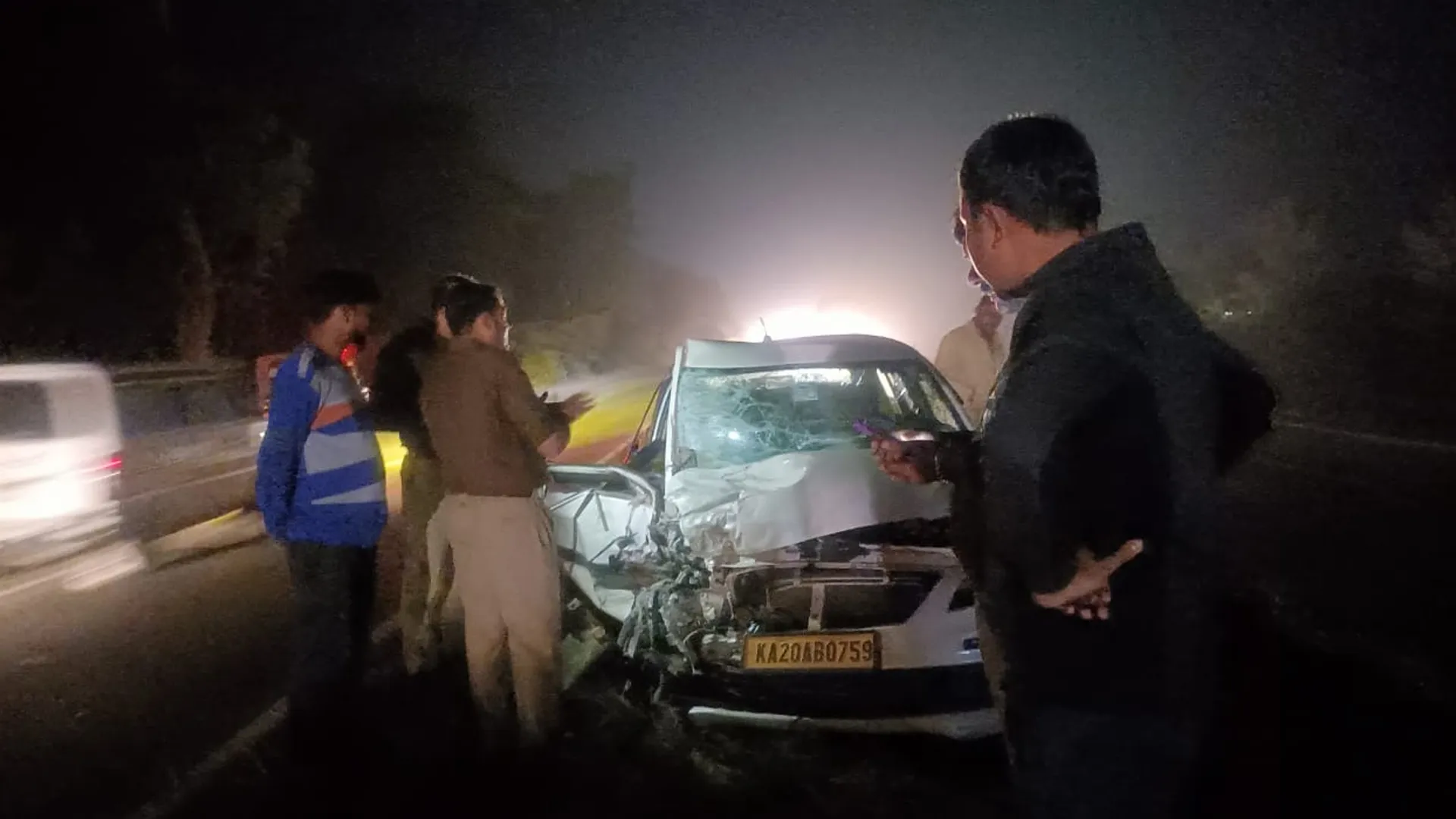 शाहजहांपुर: सांड़ को बचाने के चक्कर में हाईवे पर कारों की भिड़ंत, चार घायल