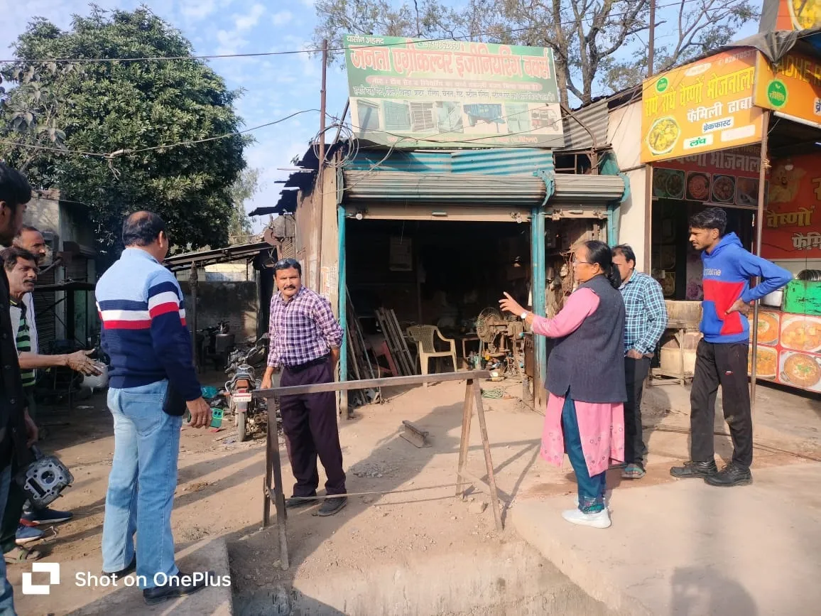 नाले में कूड़ा फेंकने वाले पांच दुकानदारों का चालान        