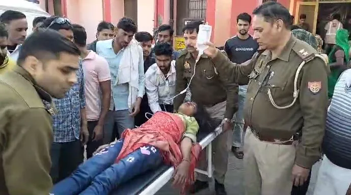 कासगंज: ऑटो को बचाने की कोशिश में पलटी ट्रैक्टर ट्रॉली, 35 श्रद्धालु घायल