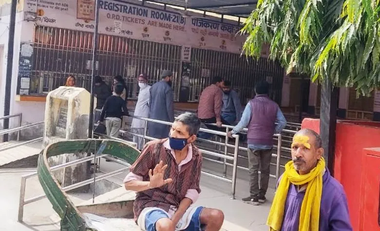Bareilly: लाइन में खड़े मरीजों को नहीं मिला इलाज, आधे दिन की OPD बनी मुसीबत