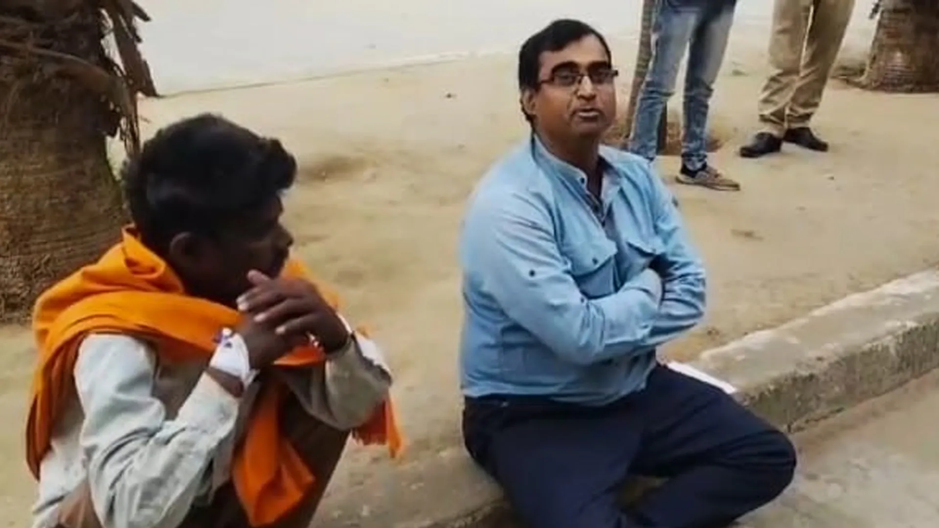 लखीमपुर खीरी: मेडिकल कॉलेज के असिस्टेंट प्रोफेसर ने जिला अस्पताल में दिया धरना