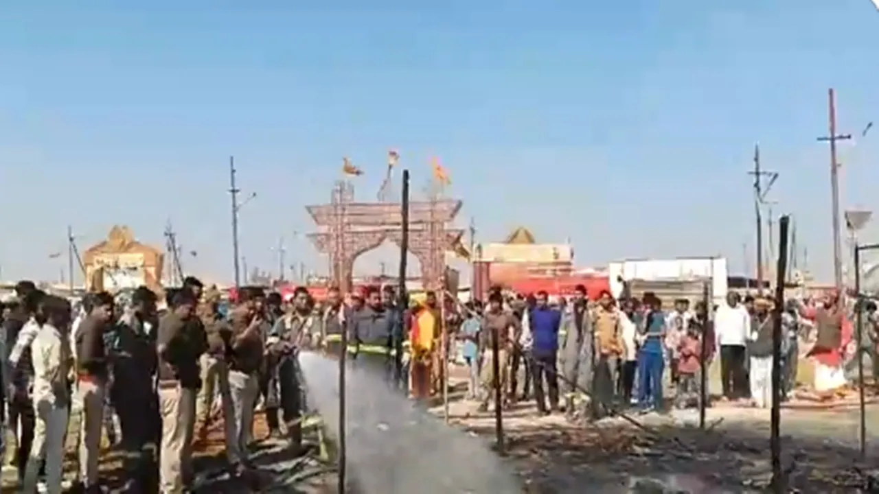  महाकुंभ मेले में फिर लगी आग, मची अफरातफरी, 4 टेंट जलकर खाक, फायर ब्रिगेड ने पाया काबू