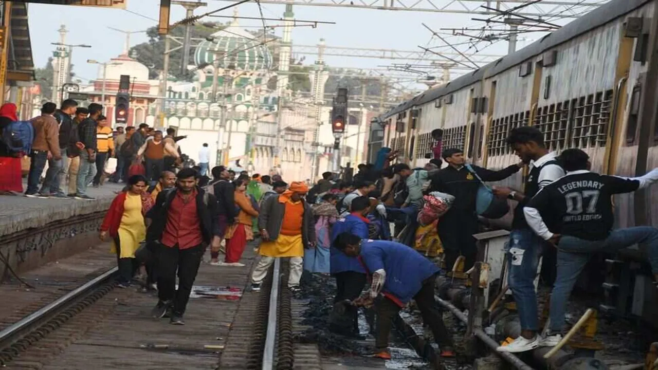 Lucknow Station: चारबाग रेलवे स्टेशन पर श्रद्धालुओं की भारी भीड़, प्लेटफार्म से लेकर सीढ़ियों तक सब फुल, रेलवे ट्रैक पर भी सैकड़ों यात्री