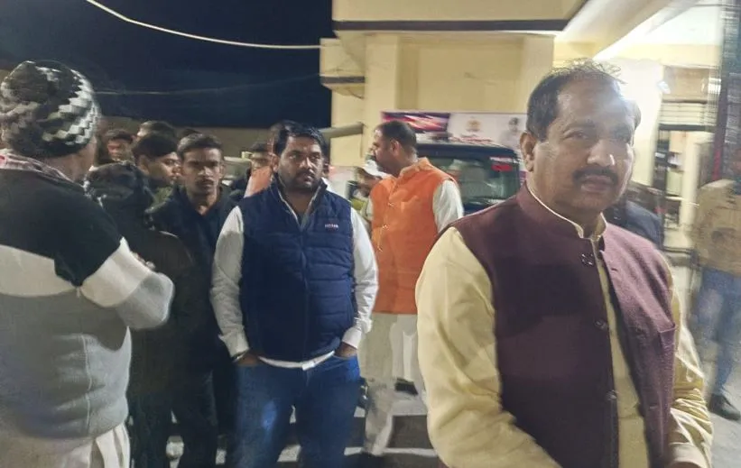 Bareilly: शिकायत करने गए युवक को ही पुलिस ने हिरासत में लिया, विधायक ने समर्थकों के साथ घेरा थाना
