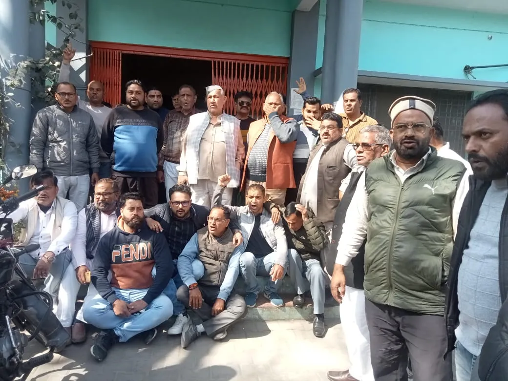 प्रीपेड मीटर का विरोध, ठेकेदार और अधिकारी मौके से फरार    