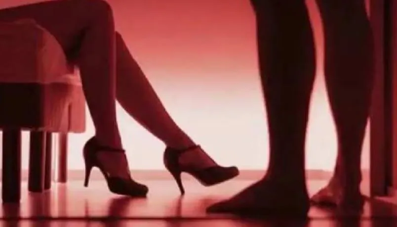 Bareilly: मनौना के होटल में गंदा काम, आपत्तिजनक हालत में मिलीं 2 लड़कियां और 3 लड़के