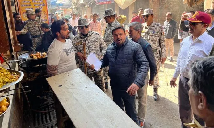 Bareilly: अवैध साप्ताहिक बाजार पर कार्रवाई, टीम को देख भागे दुकानदार, समान जब्त कर जुर्माना वसूला