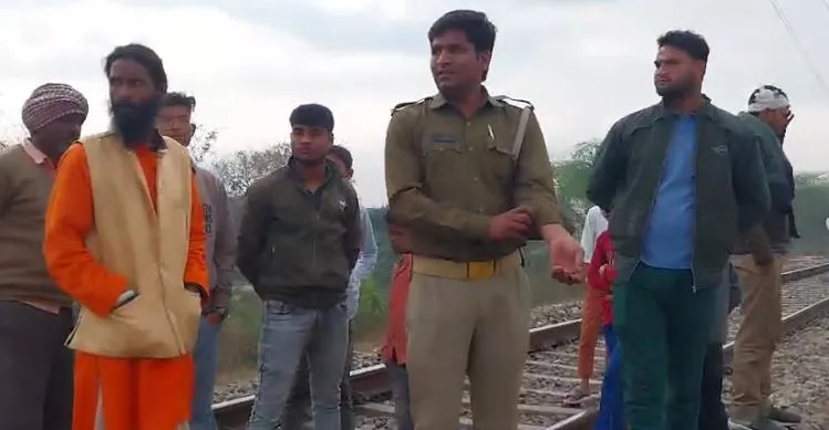 मुरादाबाद: रेलवे लाइन पर पड़ा मिला अज्ञात व्यक्ति का शव, मचा हड़कंप