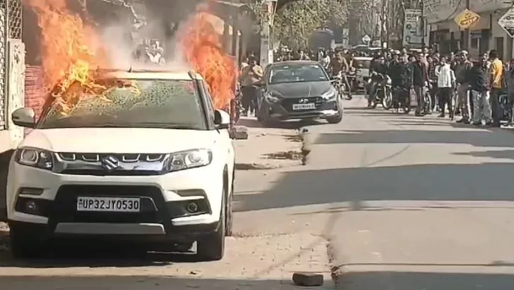 लखीमपुर खीरी: आग का गोला बनी सड़क पर खड़ी ब्रेजा कार, मची अफरा-तफरी 