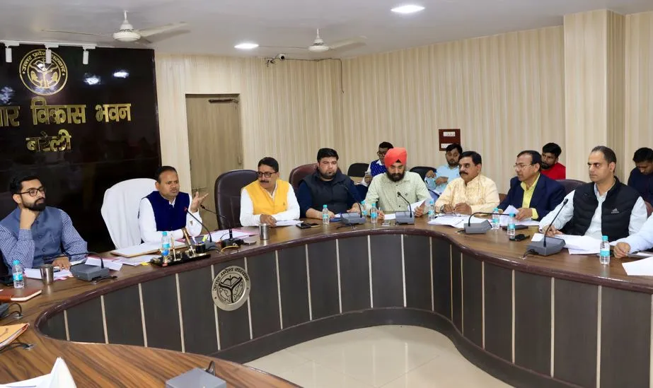 Bareilly: हाईवे किनारे अनाधिकृत ढाबे और पेट्रोल पंप बंद करने का नोटिस, डीएम ने दिए ये निर्देश