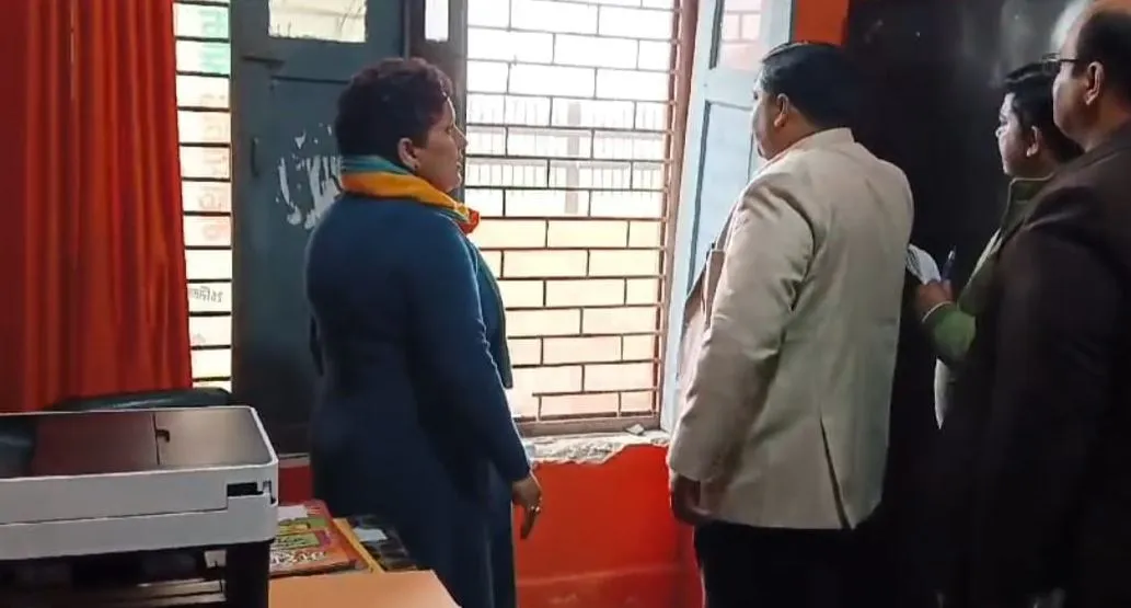 पीलीभीत: खुलते ही हाथ में आ गई खिड़की, ADM बोलीं- ये नगर पंचायत है या कूड़ा घर..खूब लगी ईओ की फटकार 