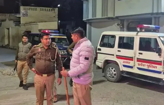 पीलीभीत: विवादित टिप्पणी के बाद भिड़े दो पक्ष, धार्मिक स्थल की जमीन को लेकर है पुराना विवाद. दौड़ी पुलिस