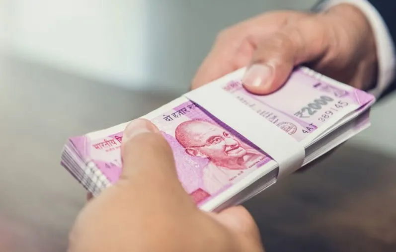 लखीमपुर खीरी:  50 हजार का लोन लेने पर थमाया 6 लाख का नोटिस, बैंक शाखा प्रबंधक और अन्य कर्मचारी फंसे