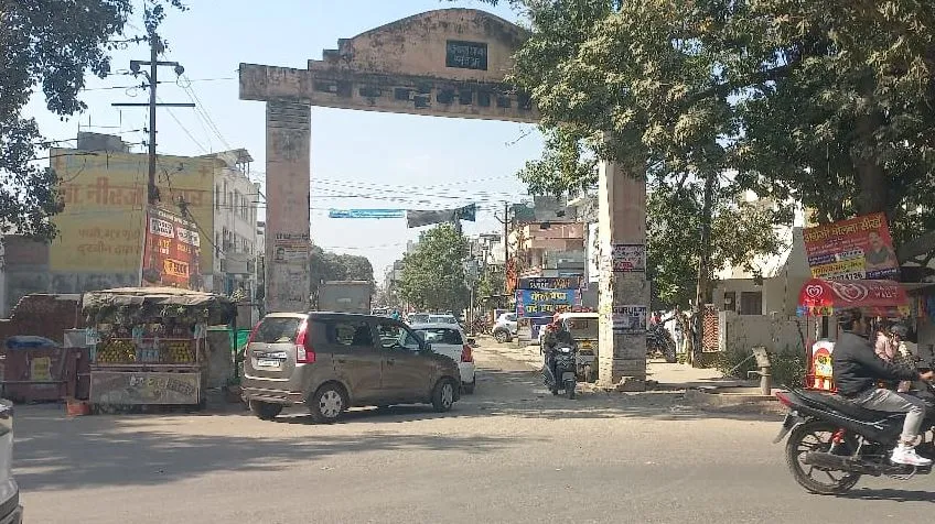 Bareilly: सड़क चौड़ी करने का काम शुरू, तोड़ा जाएगा दीनदयाल स्मृति द्वार