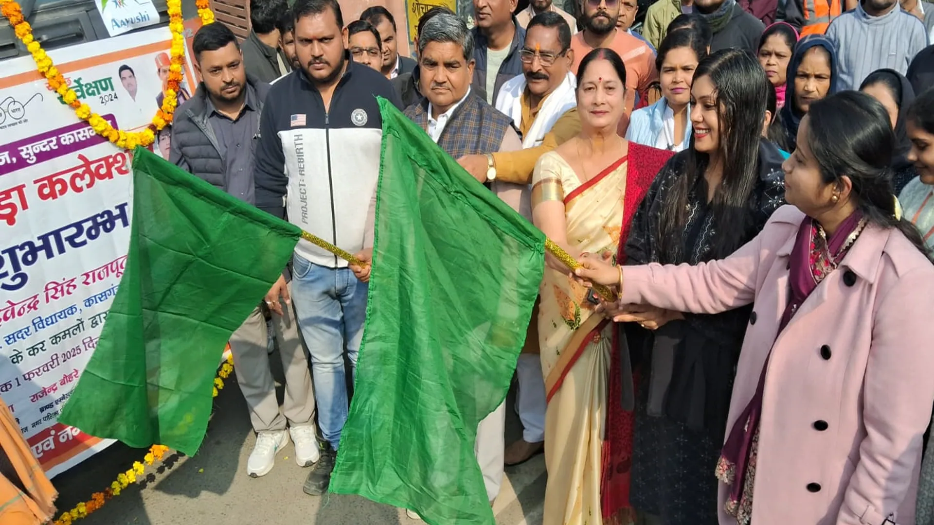 कासगंज : शहर में घर घर से कूढा उठाने के लिए नगर पालिका के 20 छोटे बडे़ वाहन तैयार