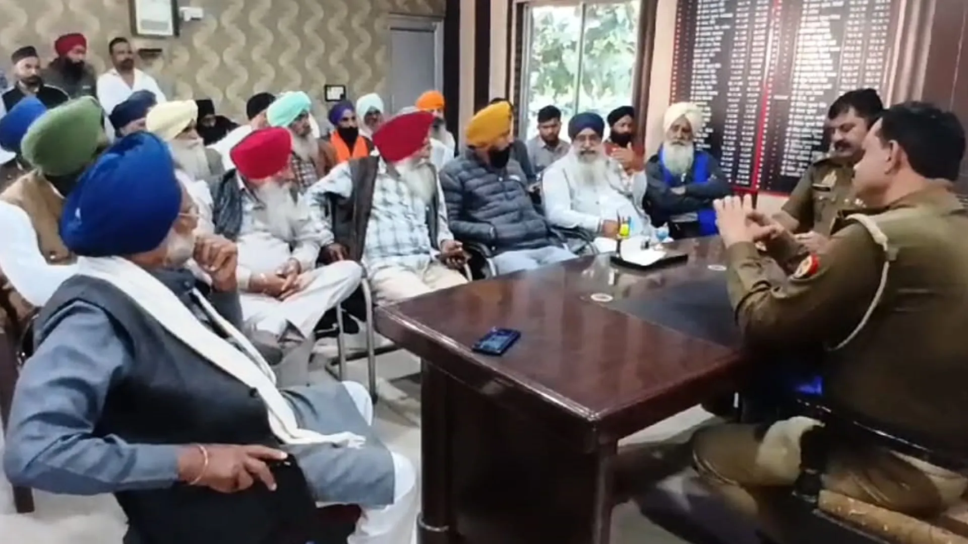 लखीमपुर खीरी : कार्रवाई न होने पर भड़की सिख संगत, कोतवाली में प्रदर्शन कर दिया धरना