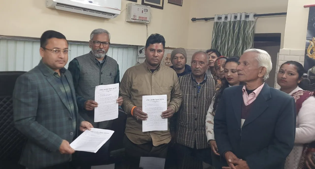 भूमि पर मालिकाना हक की मांग, एसडीएम को दिया ज्ञापन