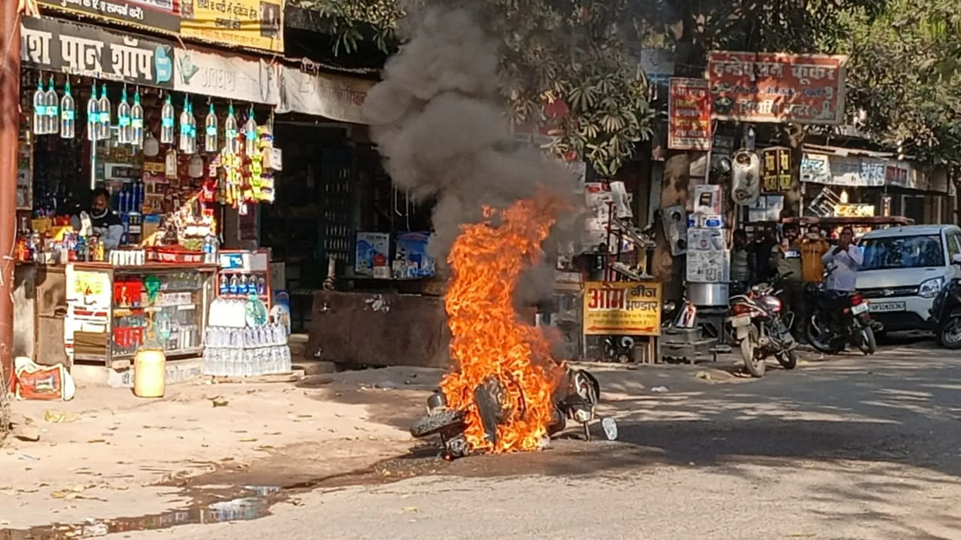 लखीमपुर खीरी : विलोबी गेट के सामने स्कूटी में भड़क उठी भीषण आग