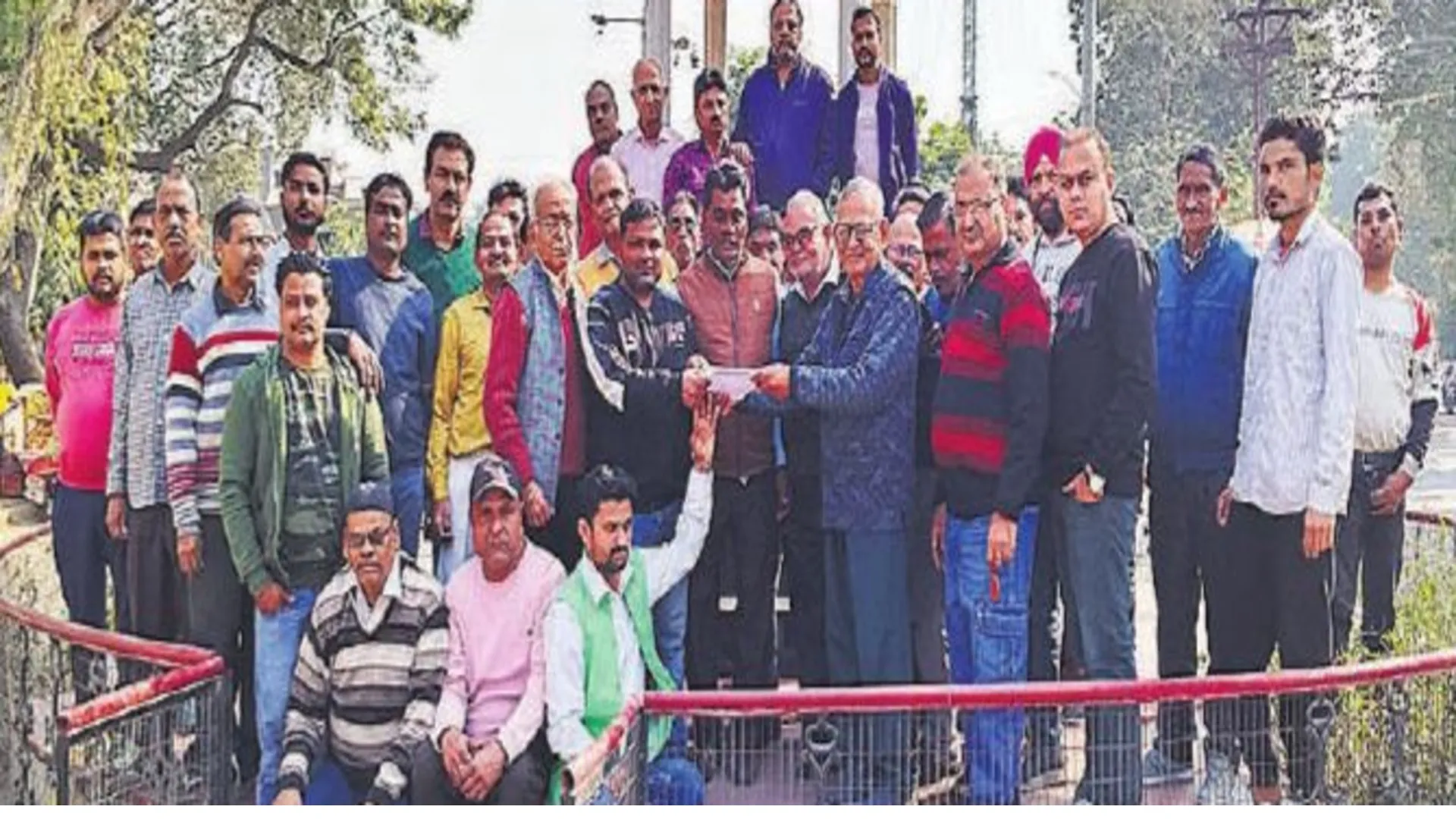 Bareilly: छावनी क्षेत्र में अधिक किराये के प्रस्ताव के किया विरोध प्रदर्शन, लोगों ने की ये मांग