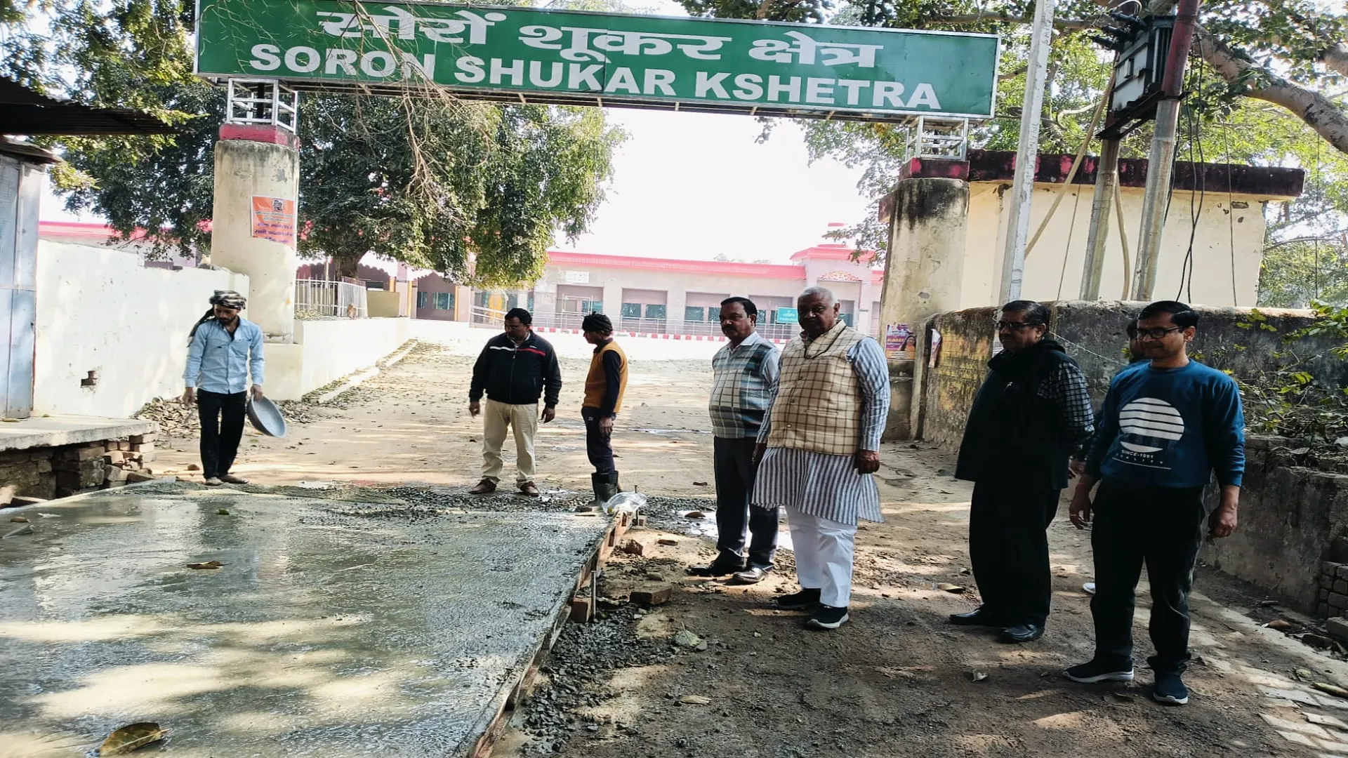 कासगंज: अब हिचकोलों से मिलेगी निजात, रेलवे रोड पर सीसी सड़क का निर्माण शुरू 