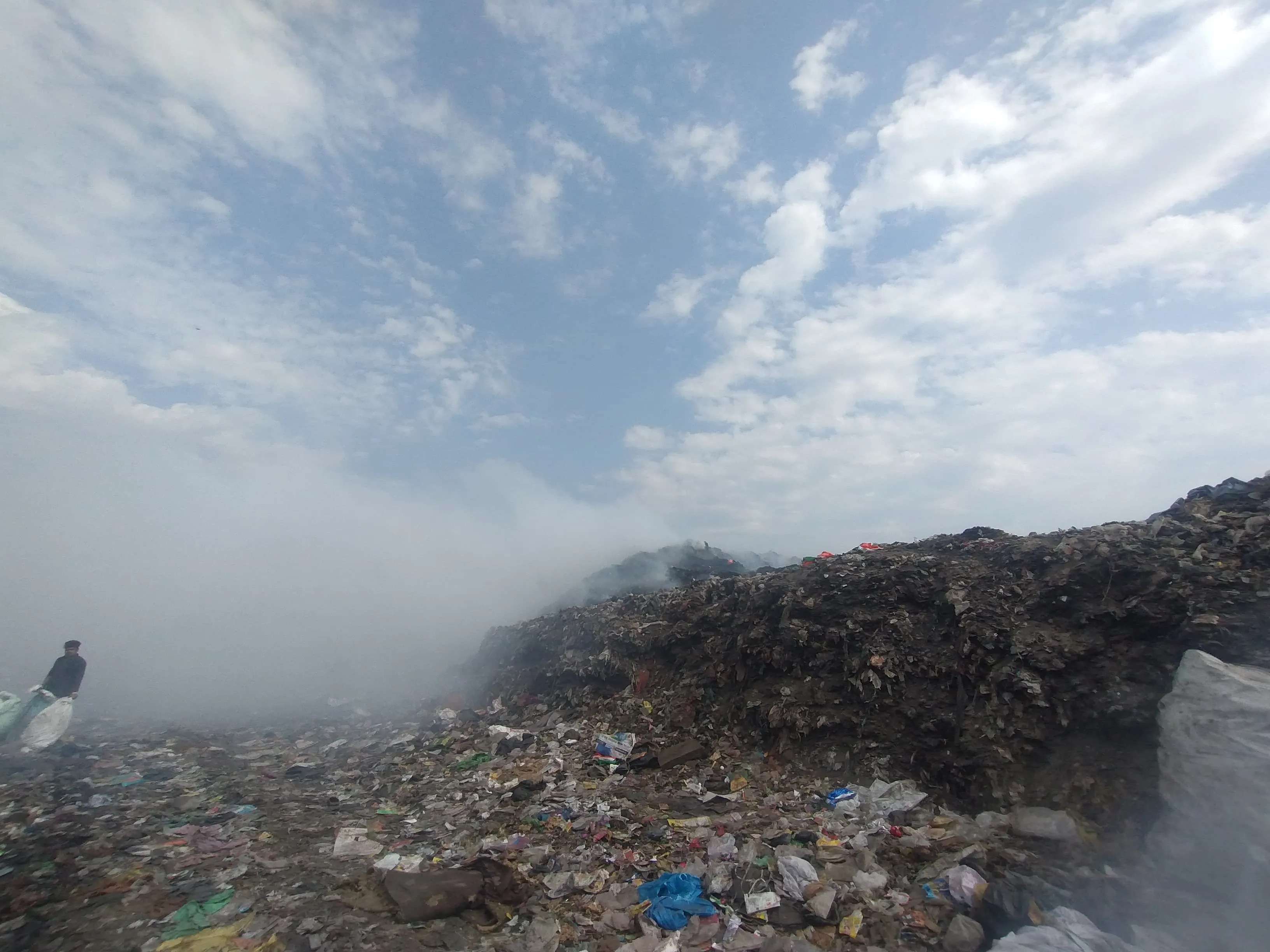 ट्रंचिंग ग्राउंड में भड़की आग, दिनभर उठता रहा जहरीला धुआं