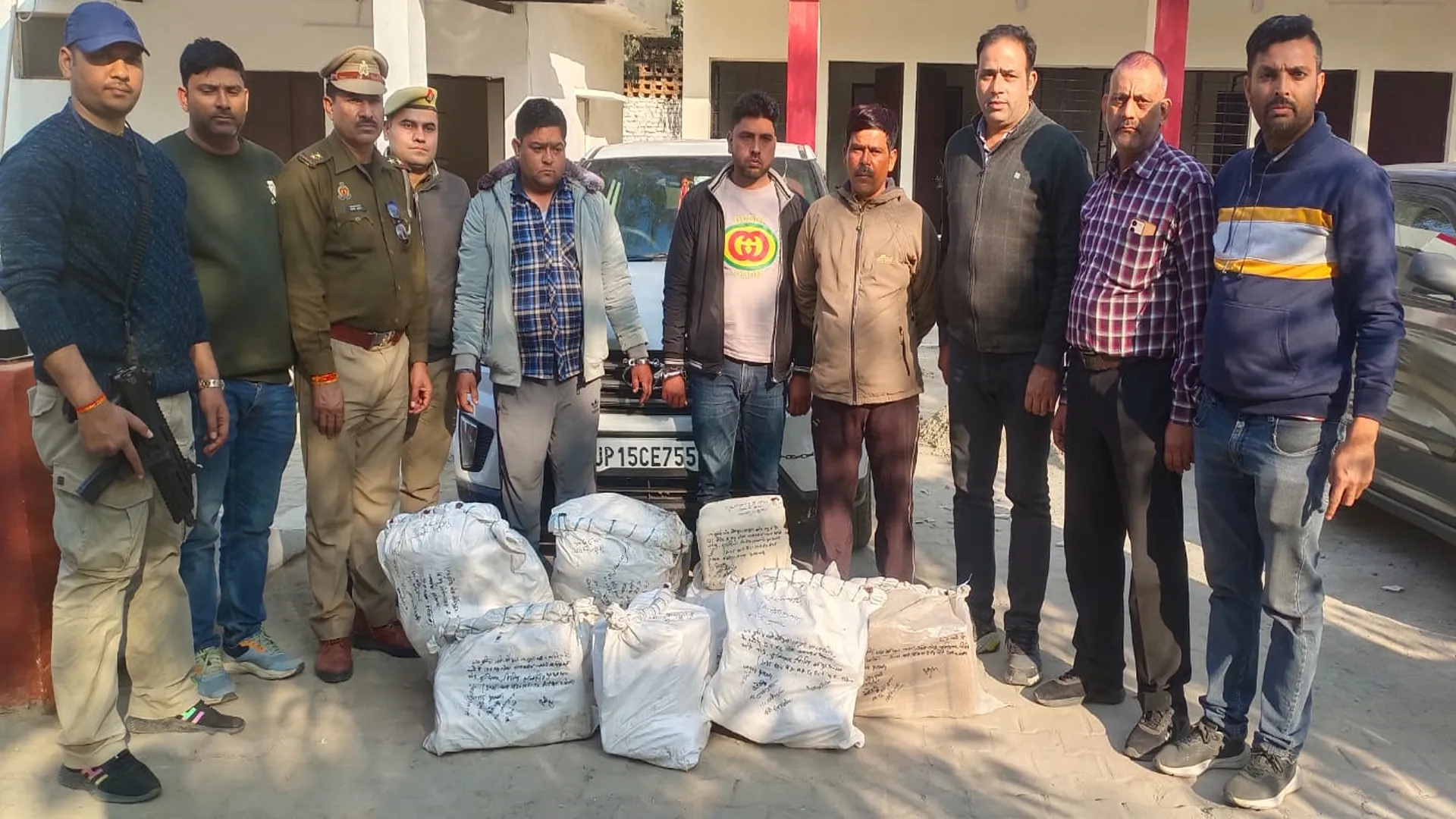 मुरादाबाद: एसटीएफ टीम ने लग्जरी कार से पकड़ा एक करोड़ का गांजा