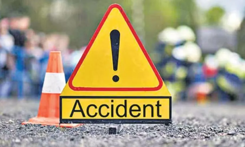 शाहजहापुर: बरेली से कुंभ जा रही AC बस और ट्रैक्टर-ट्रॉली में भीषण टक्कर, 12 घायल