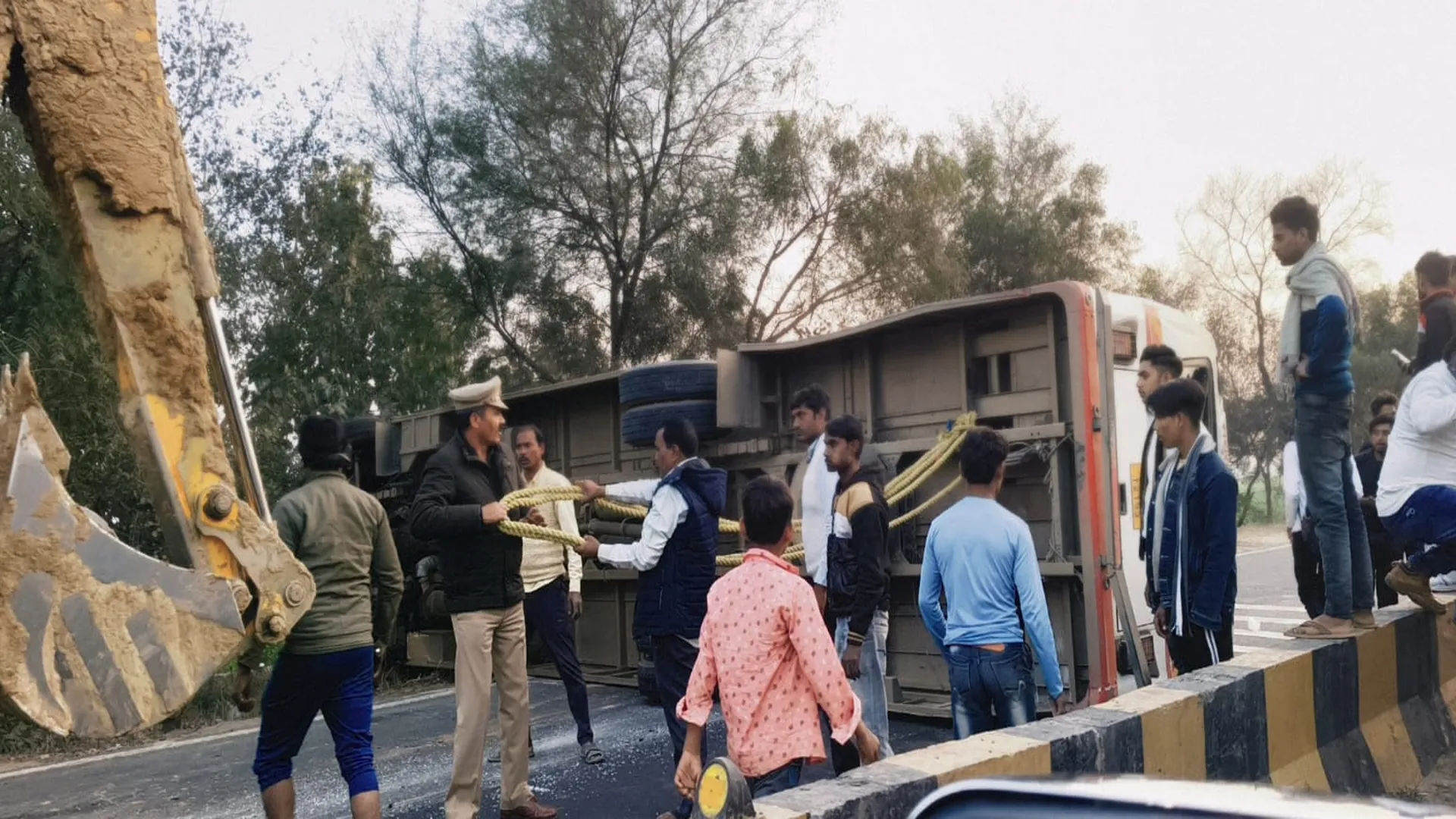 बदायूं: हाईवे पर मथुरा डिपो की रोडवेज बस पलटने से अफरा-तफरी, दो घायल