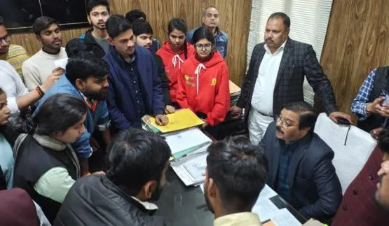 MJPRU में लगे मुर्दाबाद के नारे, गलत पेपर मामले में विद्यार्थी परिषद ने किया घेराव, बोले- परीक्षा नियंत्रक इस्तीफा दो