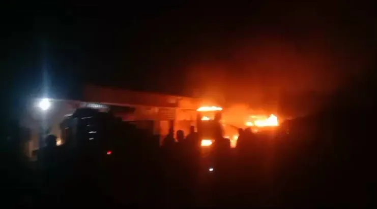 लखीमपुर खीरी: पलिया बस स्टैंड पर खड़ी दो बसों में लगी आग, चाय का होटल भी जला