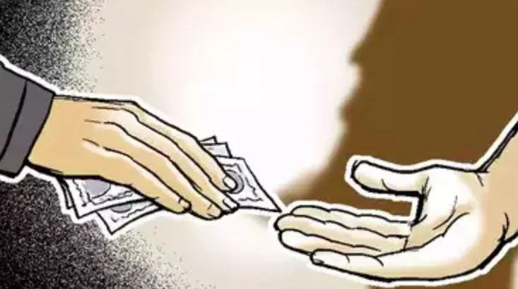 Bareilly: बैंक में रिश्वत मांगने का वीडियो वायरल, महिलाओं ने एसडीएम से की शिकायत