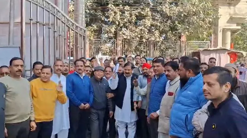 शाहजहांपुर: खराब सड़कें और शौचालयों में गंदगी पर विफरे व्यापारी, किया प्रदर्शन 