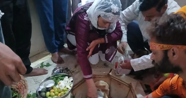 कासगंज: शिवालयों में गूंजे हर-हर महादेव के जयकारे, जलाभिषेक को लगी भक्तों लाइनें