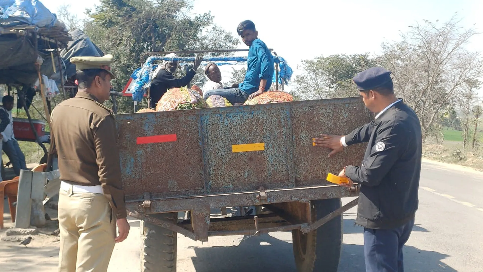 कासगंज: नियम तोड़ने वाले 107 वाहनों के काटे चालान, रिफ्लेक्टर भी लगाए