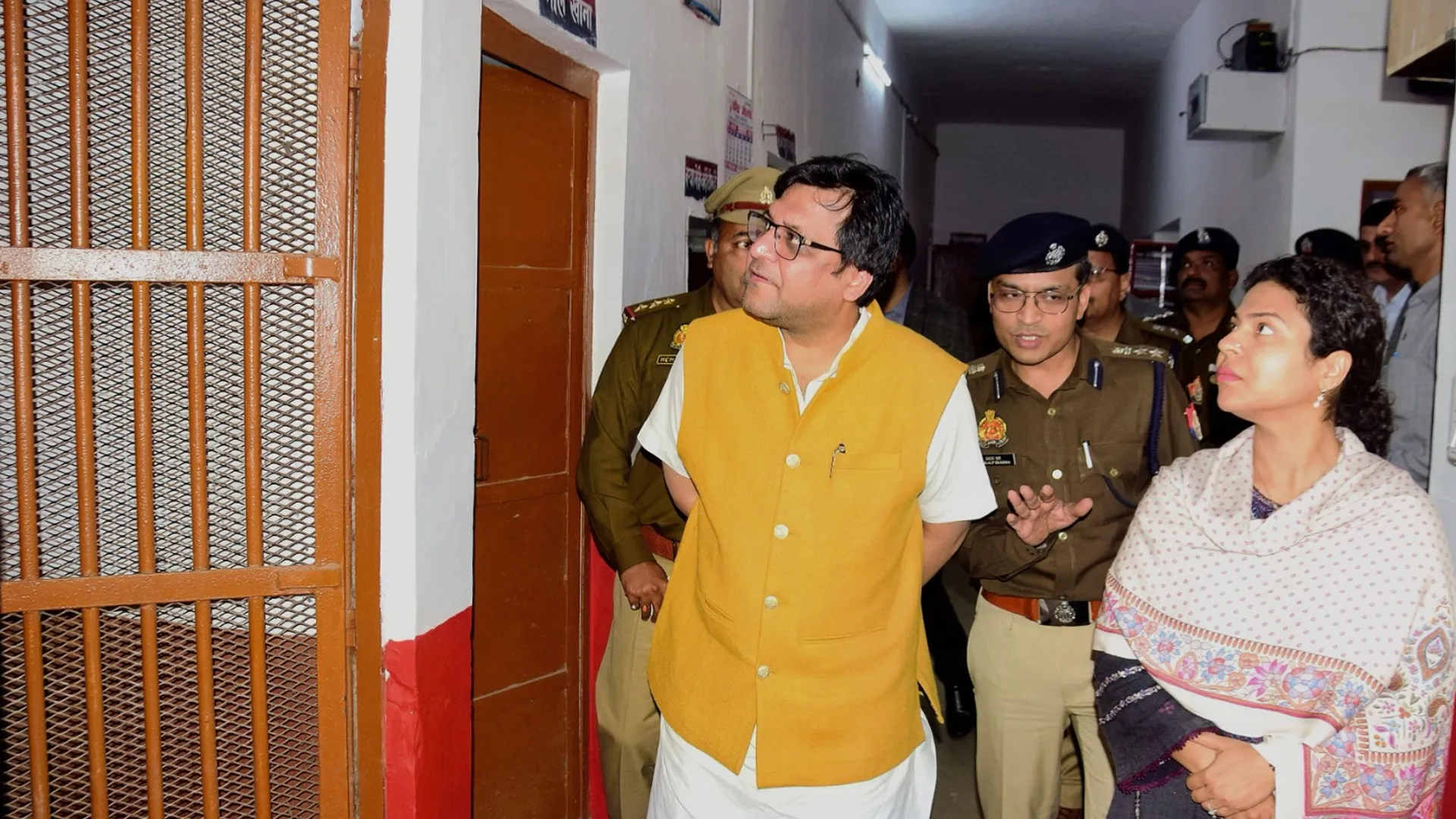 लखीमपुर खीरी: प्रभारी मंत्री ने खीरी थाना पहुंचकर परखीं व्यवस्थाएं