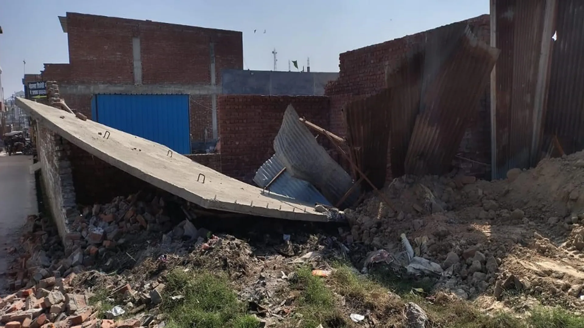 बरेली: अंदर सो रहा था परिवार...कब्जा करने आए दबंगों ने बुलडोजर से ढहा दिया मकान