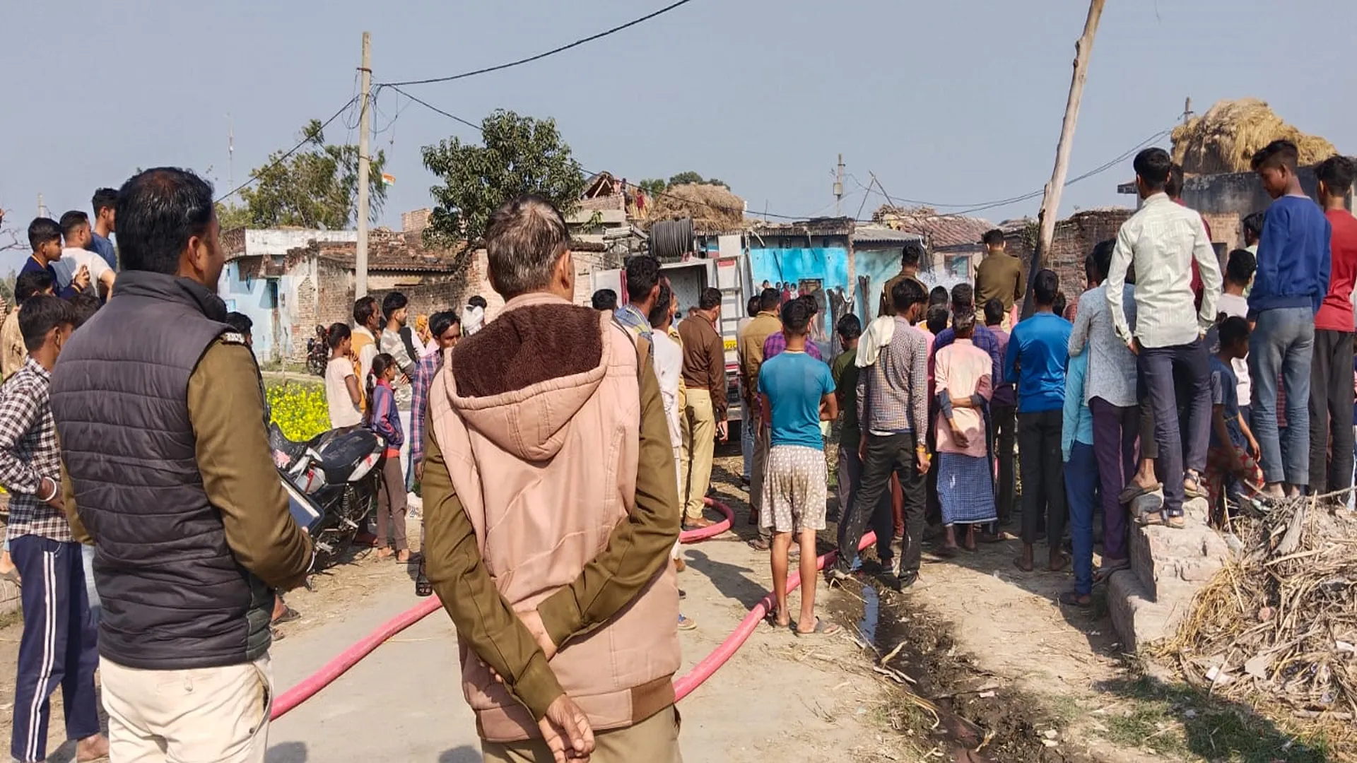 पीलीभीत: घूरे से उठी चिंगारी से लगी आग, एक-एक कर चार आशियाने खाक