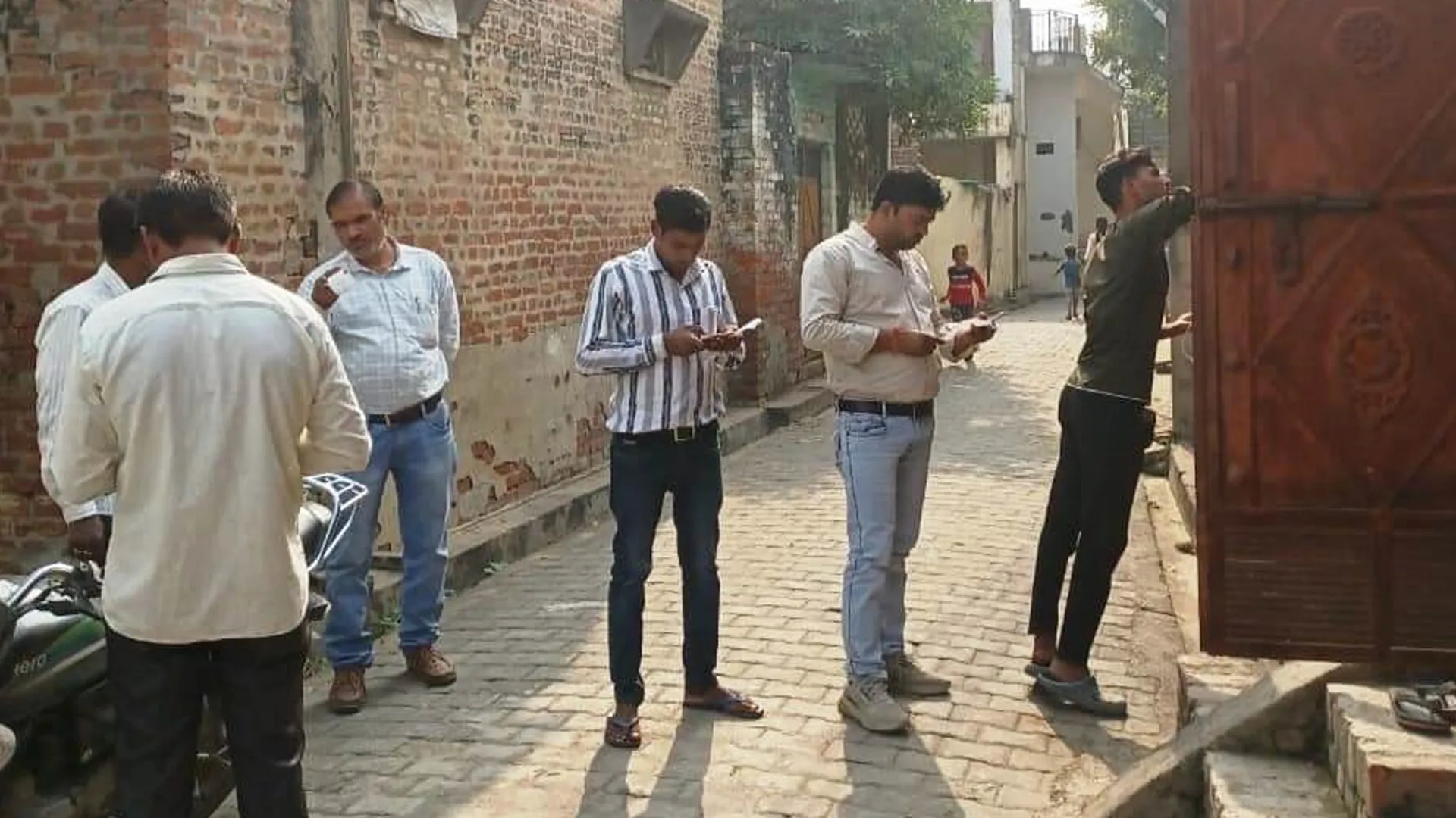 कासगंज: घर में डली थी कटिया, मॉर्निंग रेड में बिजली विभाग ने पकड़ी चोरी