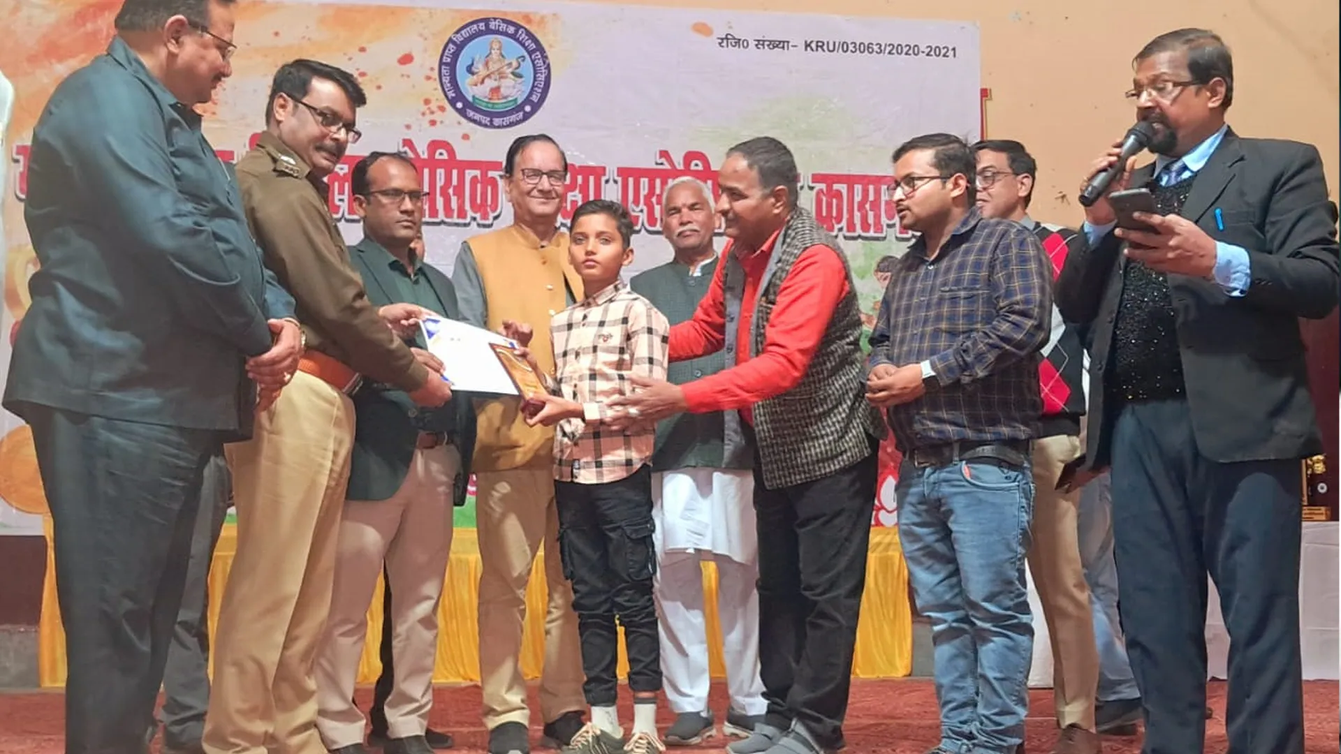 कासगंज: प्रतिभाओं का किया को स्मृति चिन्ह और प्रशस्ति पत्र देकर किया सम्मानित