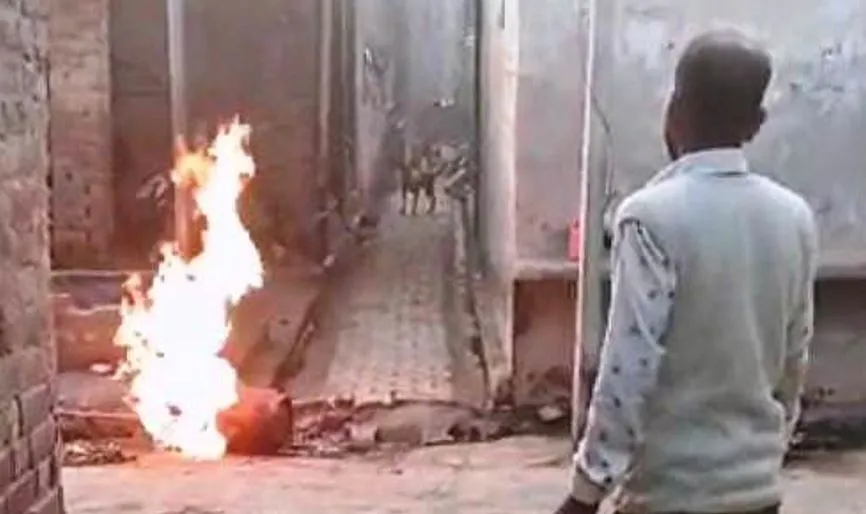 कासगंज: घर में बन रही थी चाय, तभी अचानक सिलेंडर में लग गई आग, एक झुलसा