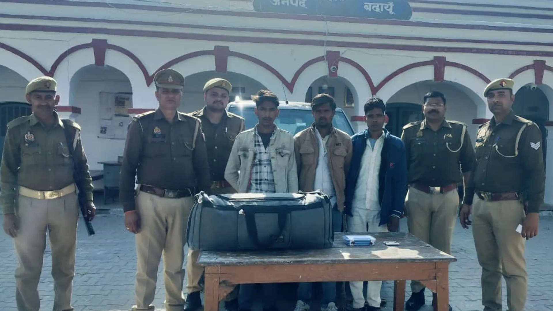 बदायूं: वाहन चेकिंग के दौरान डोडा छिलका के साथ तीन गिरफ्तार