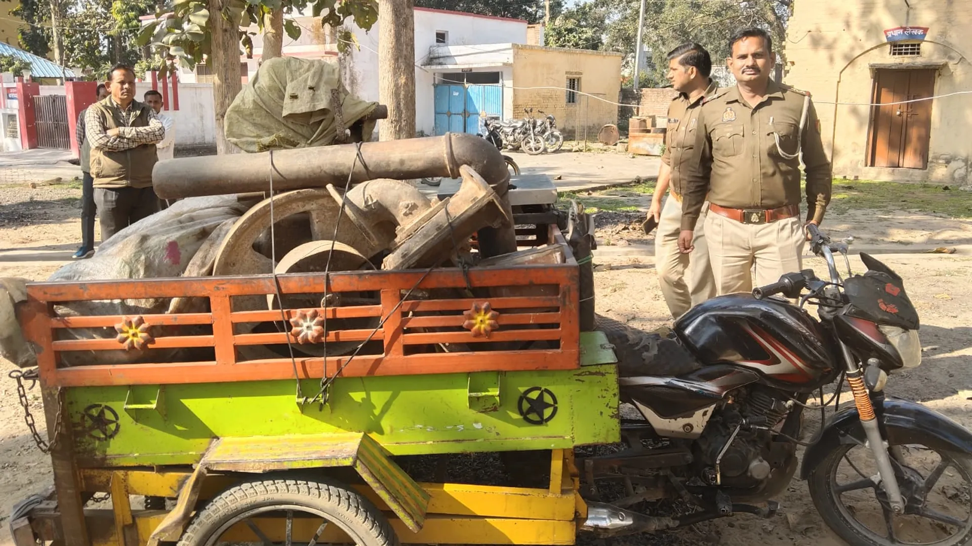 शाहजहांपुर : जुगाड़ वाहन पकड़ा...पुलिस और नेता में हुई तीखी नोकझोंक